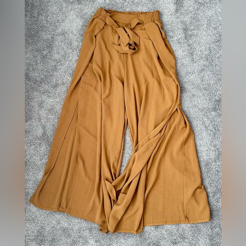 Classy paint suit 100% polyester, open sided. Never worn